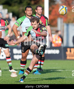 Tous les Harlequins demi de mouches noires, Nick Evans kicks une pénalité contre Exeter Chiefs. Il donna un autre 3 pénalités dans le 19-13 gagner les Exeter Chiefs Banque D'Images