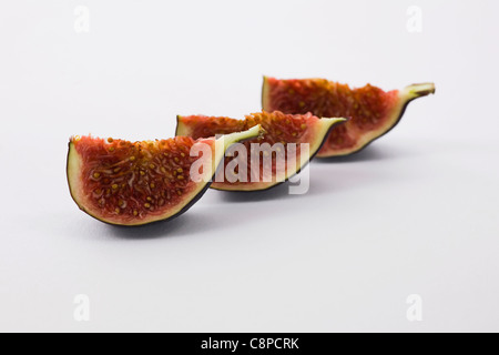 Ficus carica. Trois segments fig Bursa noir sur fond blanc. Banque D'Images