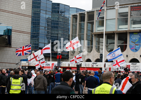 Masses de drapeaux flottant à la manifestation de l'EDL. Qui a eu lieu à Centenary Square Birmingham le 29 octobre 2011 Banque D'Images