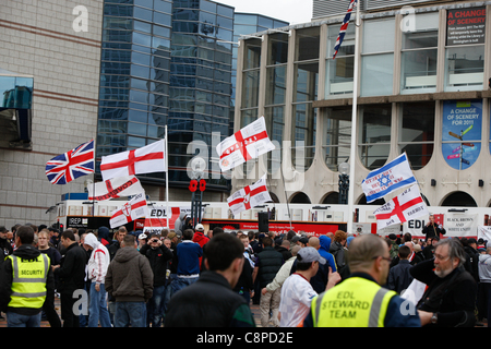 Masses de drapeaux flottant à la manifestation de l'EDL. Qui a eu lieu à Centenary Square Birmingham le 29 octobre 2011 Banque D'Images