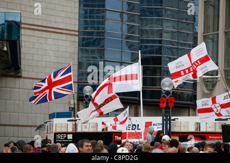 Masses de drapeaux flottant à la manifestation de l'EDL. Qui a eu lieu à Centenary Square Birmingham le 29 octobre 2011 Banque D'Images