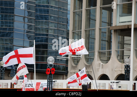 Masses de drapeaux flottant à la manifestation de l'EDL. Qui a eu lieu à Centenary Square Birmingham le 29 octobre 2011 Banque D'Images