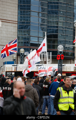 Masses de drapeaux flottant à la manifestation de l'EDL. Qui a eu lieu à Centenary Square Birmingham le 29 octobre 2011 Banque D'Images