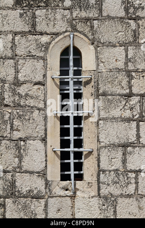 Sur l'île de Hvar Vrboska - vieille église fenêtre avec grille et barre de fer Banque D'Images