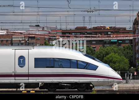 Le train de voyageurs à grande vitesse en laissant la gare d'Atocha à Madrid (Espagne). Banque D'Images