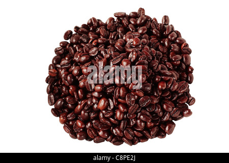 Une pile ronde de grains de café isolated on white with clipping path Banque D'Images