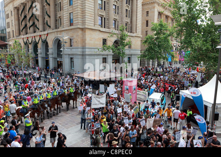 Les manifestants occupent Perth passé mars canada. La protestation a été organisée pour coïncider avec le début de CHOGM 2011 Banque D'Images