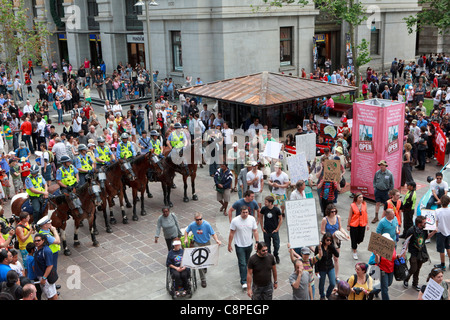 Les manifestants occupent Perth passé mars canada. La protestation a été organisée pour coïncider avec le début de CHOGM 2011 Banque D'Images