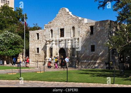 L'Alamo. Les touristes en face de l'Alamo Mission, lieu de la célèbre bataille, San Antonio, Texas, USA Banque D'Images