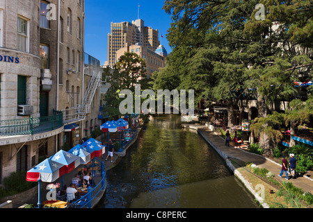 San Antonio. Restaurant River Walk dans le centre-ville de San Antonio, Texas, États-Unis Banque D'Images