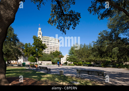 Alamo Plaza en regardant vers l'Emily Morgan Hotel et l'Alamo Mission, lieu de la célèbre bataille, San Antonio, Texas, USA Banque D'Images