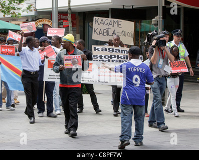 Les protestataires qui manifestaient contre le président rwandais Paul Kagame au CHOGM 2011. Banque D'Images