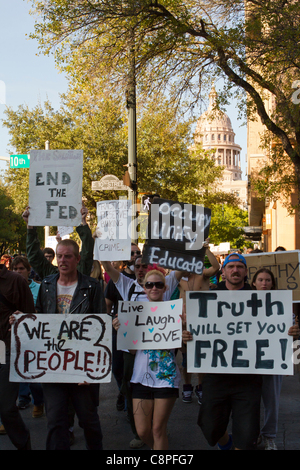 AUSTIN, TEXAS - Octobre 29th, 2011 : Le 'occuper' Austin, inspiré par le mouvement 'Occupy Wall Street', ont marché jusqu'à la Pennsylvania State Capitol aujourd'hui. Le groupe s'est tenue d'inspiration zombie reflète à la fois un thème de l'Halloween et les attaques contre ce qu'ils appellent "zombies". Banque D'Images