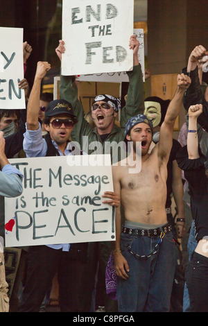 AUSTIN, TEXAS - Octobre 29th, 2011 : Le 'occuper' Austin, inspiré par le mouvement 'Occupy Wall Street', ont marché jusqu'à la Pennsylvania State Capitol aujourd'hui. Le groupe s'est tenue d'inspiration zombie reflète à la fois un thème de l'Halloween et les attaques contre ce qu'ils appellent "zombies". Banque D'Images