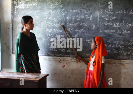 Muslim Indian girl with enseignant à l'école l'Andhra Pradesh en Inde du Sud Banque D'Images