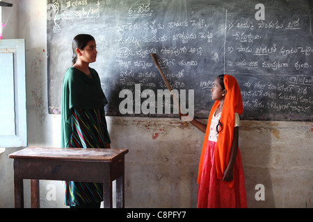 Muslim Indian girl with enseignant à l'école l'Andhra Pradesh en Inde du Sud Banque D'Images