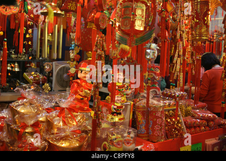 Stall dans Chinatown Singapore vendre décoration du Nouvel An chinois Banque D'Images