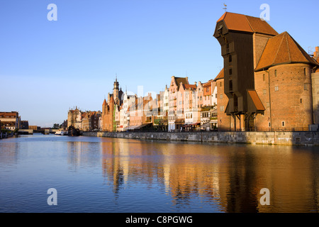 Ville de Gdansk, Vieille Ville skyline le long de la rivière Motlawa en Pologne et la Grue (Polonais : Zuraw) monument médiéval. Banque D'Images