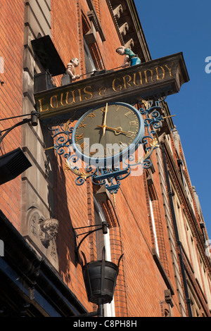 Royaume-uni, Nottingham, Nottinghamshire, rue Victoria, ex-forgerons Lewis et Grundy, horloge avec chiffres forgeron Banque D'Images