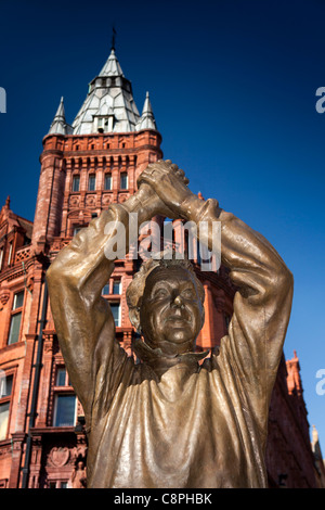 Royaume-uni, Nottingham, Nottinghamshire, statue de Brian Clough football manager par le sculpteur Les Johnson Banque D'Images