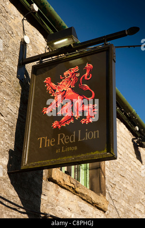 UK, Derbyshire, Peak District, Litton, enseigne de pub Red Lion Banque D'Images