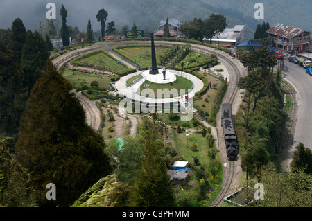 Langue étroite Darjeeling train à double boucle de Batasia Darjeeling au Bengale occidental en Inde Banque D'Images