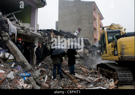 L'épicentre du tremblement de terre à Tabanlı Village et mesuré 7,2 sur l'échelle de Richter a frappé la province de Van, à 13:41 le 23 octobre 2011. Le séisme et ses répliques ont été ressenti principalement dans les régions voisines de l'épicentre. Le centre-ville d'Ercis, dans la province de Van est affecté principalement le samedi, 29e Banque D'Images