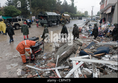 Dans l'épicentre du séisme Tabanlı Village et mesuré 7,2 sur l'échelle de Richter a frappé la province de Van, à 13:41 le 23 octobre 2011. Le séisme et ses répliques ont été ressenti principalement dans les régions voisines de l'épicentre. Les travailleurs de sauvetage recherche des corps d'Ercis, la province de Van, le samedi 29 septembre 2009 Banque D'Images