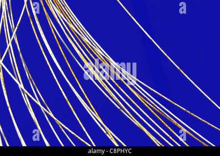 L'art abstrait montrant les fils blancs rouillés avec fond bleu électrique Banque D'Images
