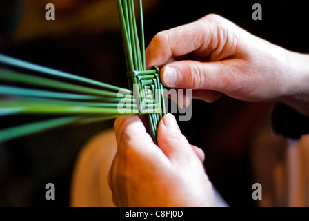 Faire une croix de Saint Brigid's est l'un des rituels traditionnels en Irlande pour célébrer le début du début du printemps, le 1er février Banque D'Images