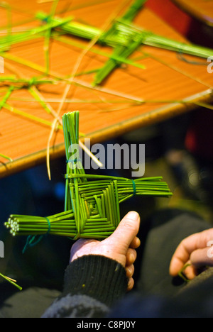 Faire une croix de Saint Brigid's est l'un des rituels traditionnels en Irlande pour célébrer le début du début du printemps, le 1er février Banque D'Images