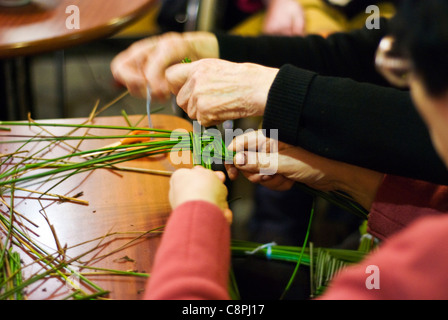 Faire une croix de Saint Brigid's est l'un des rituels traditionnels en Irlande pour célébrer le début du début du printemps, le 1er février Banque D'Images