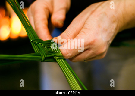 Faire une croix de Saint Brigid's est l'un des rituels traditionnels en Irlande pour célébrer le début du début du printemps, le 1 février Banque D'Images