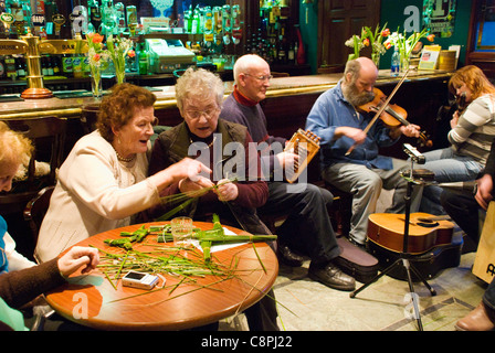 Faire une croix de Saint Brigid's est l'un des rituels traditionnels en Irlande pour célébrer le début du début du printemps, le 1er février Banque D'Images