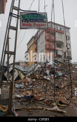 L'épicentre du tremblement de terre à Tabanlı Village et mesuré 7,2 sur l'échelle de Richter a frappé la province de Van, à 13:41 le 23 octobre 2011. Le séisme et ses répliques ont été ressenti principalement dans les régions voisines de l'épicentre. Le centre-ville d'Ercis, dans la province de Van est affecté principalement le samedi, 29e Banque D'Images