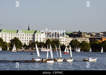 Voir des gens faire du sport sur le lac Alster à Hambourg, Allemagne Banque D'Images