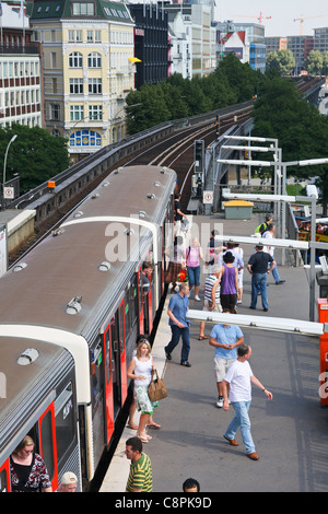 Vue de la station Ubahn Landungsbrucken à St Pauli, Hambourg, Allemagne. Banque D'Images