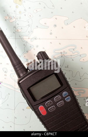 Une radio maritime VHF allongé sur un vieux graphique Banque D'Images