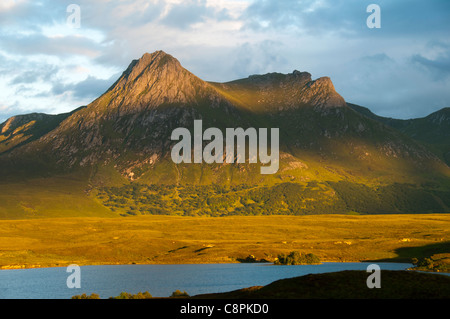 Ben Loyal près du coucher du soleil, au-dessus de Lochan Hakel, Sutherland, Écosse, Royaume-Uni. Banque D'Images