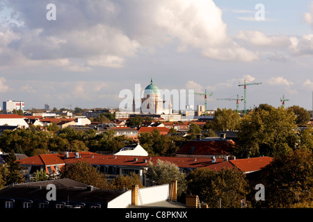 Une vue panoramique sur Berlin, Allemagne, avec l'église de garnison (Garnisionskirche) au centre. Banque D'Images