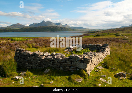 Au cours de la fidèle Ben Kyle du timon, Sutherland, Scotland, UK. Une bergerie en ruines au premier plan. Banque D'Images