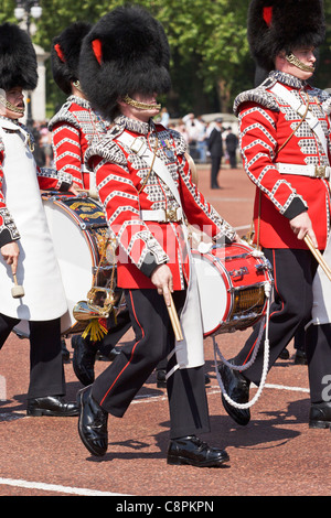 Tambours de la corps de tambours, Irish Guards, le palais de Buckingham. Banque D'Images