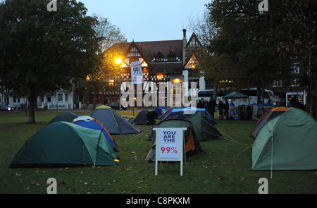 La dernière manifestation de tentes capitaliste occuper Brighton de Victoria Gardens dans le centre-ville UK at Dusk Banque D'Images