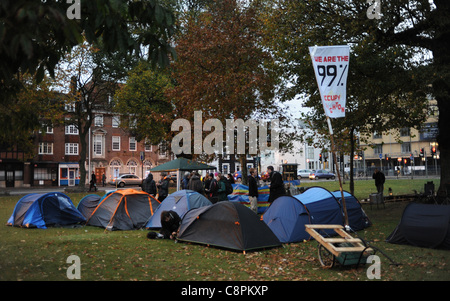 La dernière manifestation de tentes capitaliste occuper Brighton de Victoria Gardens dans le centre-ville UK at Dusk Banque D'Images