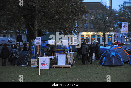 La dernière manifestation de tentes capitaliste occuper Brighton de Victoria Gardens dans le centre-ville UK at Dusk Banque D'Images