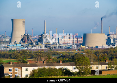 Maisons à Lackenby sud en face de l'usine de produits chimiques site de Wilton et turbine à gaz Teesside power station Banque D'Images