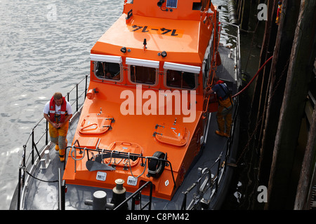 De sauvetage de la RNLI 'George et Mary Webb' être ravitaillé à Whitby, North Yorkshire, Angleterre, Royaume-Uni Banque D'Images