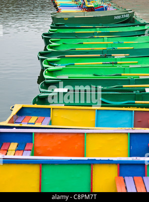 Une rangée de bateaux de plaisance vide attendent les premiers clients au début de l'été matin. Banque D'Images