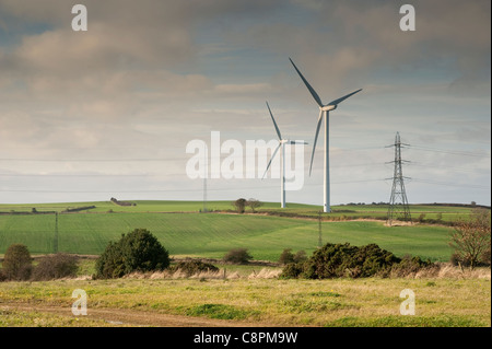 Deux éoliennes s'asseoir dans un paysage agricole. Banque D'Images