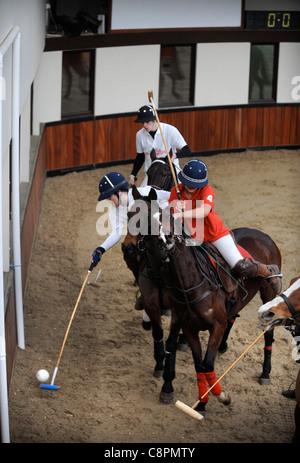 Riders bataille pour la balle à un tournoi de Polo Écoles et universités près de Clevedon, North Somerset UK Banque D'Images